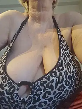 Snapshot of milfchantal4 chatting on June 5, 8:31 am milfchantal4 online show from June 5, 8:31 am