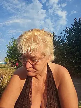 Snapshot of milfchantal4 chatting on June 28, 5:24 am milfchantal4 online show from June 28, 5:24 am