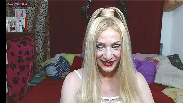 Snapshot of elena_evans chatting on June 26, 4:44 pm elena evans online show from June 26, 4:44 pm