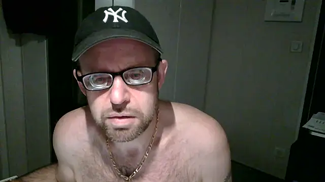 Snapshot of FABIOGLASSES chatting on September 8, 9:47 pm FABIOGLASSES online show from September 8, 9:47 pm