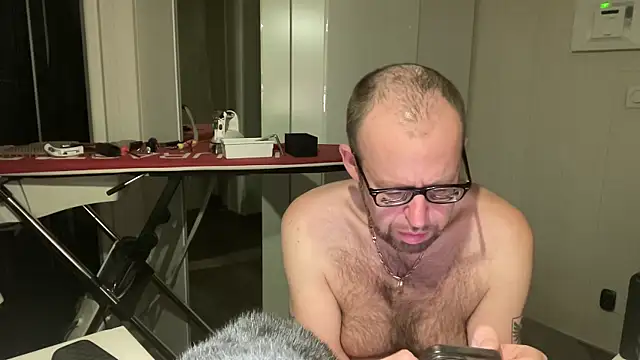 Snapshot of FABIOGLASSES chatting on October 6, 8:39 pm FABIOGLASSES online show from October 6, 8:39 pm