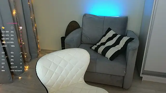 mo1ly online show from January 4, 8:17 am