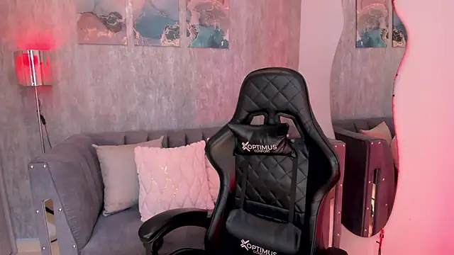 MelanieHudson  online show from December 13, 7:53 pm