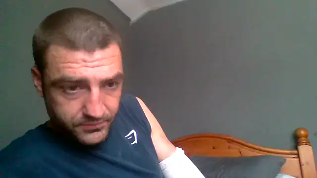 Snapshot of ThatGuyNextDoor1992 chatting on September 18, 9:44 am ThatGuyNextDoor1992 online show from September 18, 9:44 am