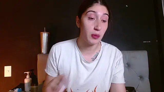 Snapshot of Red-moon1 chatting on July 3, 4:52 am Red-moon1 online show from July 3, 4:52 am