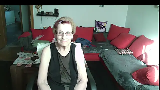 HeisseomaOriginal online show from April 9, 7:14 am