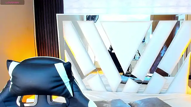 Linda4Petite online show from September 24, 6:00 pm