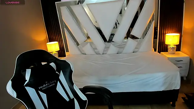 Linda4Petite online show from November 23, 1:00 pm