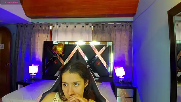 Snapshot of Linda4Petite chatting on July 6, 6:32 pm Linda4Petite online show from July 6, 6:32 pm