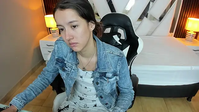 Snapshot of Linda4Petite chatting on July 19, 1:15 pm Linda4Petite online show from July 19, 1:15 pm
