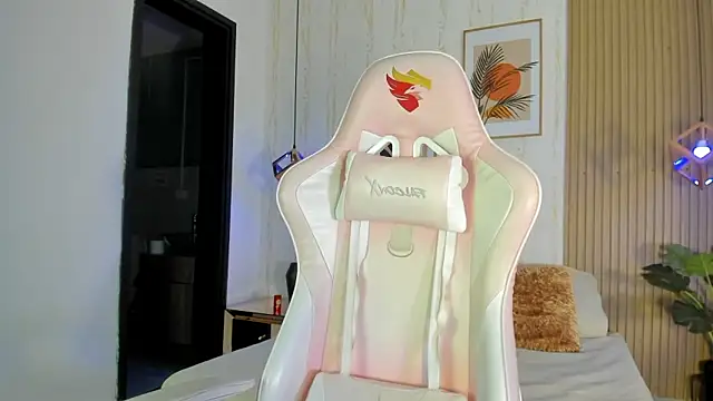 CameronCollins  online show from December 5, 7:32 pm