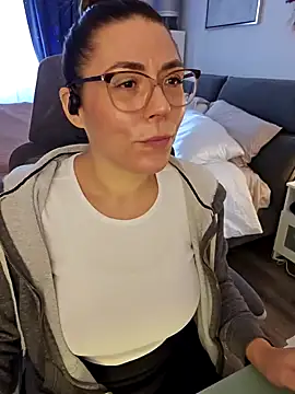 Snapshot of Ellie-L-Elizabeth chatting on December 10, 3:44 pm Ellie-L-Elizabeth online show from December 10, 3:44 pm