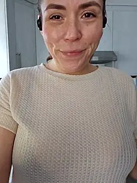 Snapshot of Ellie-L-Elizabeth chatting on February 14, 9:21 pm Ellie-L-Elizabeth online show from February 14, 9:21 pm