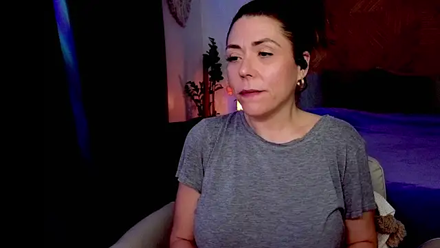 Ellie-L-Elizabeth online show from May 19, 3:02 am