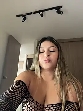 Snapshot of lunablossom_ chatting on May 8, 9:42 pm lunablossom online show from May 8, 9:42 pm