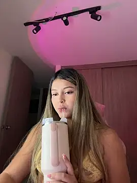 Snapshot of lunablossom_ chatting on May 11, 11:46 pm lunablossom online show from May 11, 11:46 pm
