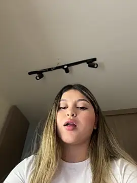 Snapshot of lunablossom_ chatting on May 20, 10:49 pm lunablossom online show from May 20, 10:49 pm