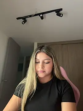 Snapshot of lunablossom_ chatting on June 11, 1:38 am lunablossom online show from June 11, 1:38 am
