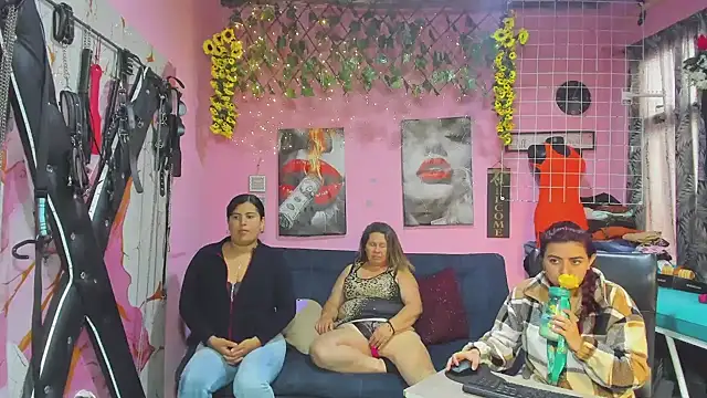 Snapshot of lesbiancuple chatting on May 14, 1:51 pm lesbiancuple online show from May 14, 1:51 pm