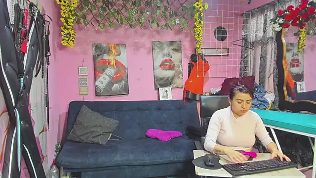 Snapshot of lesbiancuple chatting on May 20, 12:22 pm lesbiancuple online show from May 20, 12:22 pm