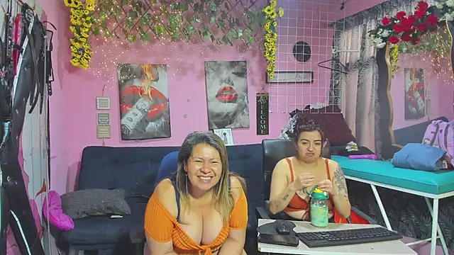 Snapshot of lesbiancuple chatting on May 29, 12:25 pm lesbiancuple online show from May 29, 12:25 pm