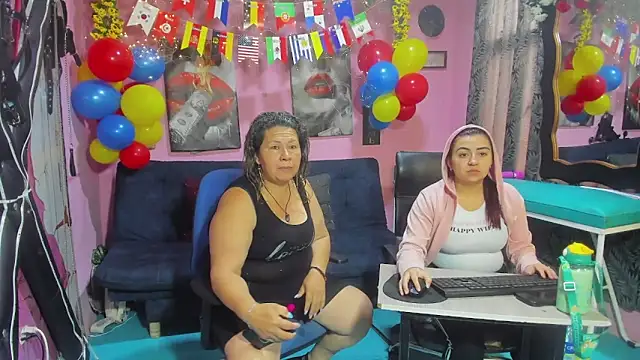 Snapshot of lesbiancuple chatting on June 19, 12:20 pm lesbiancuple online show from June 19, 12:20 pm