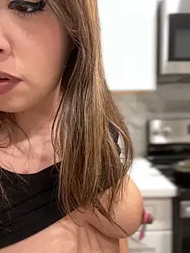 Snapshot of AriannaPena chatting on February 27, 5:24 am AriannaPena online show from February 27, 5:24 am