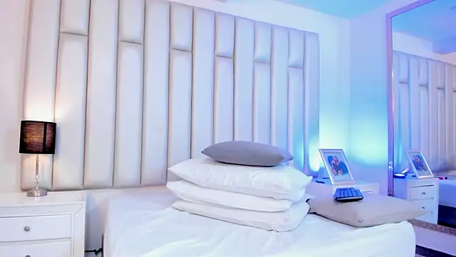 aandreaperez online show from February 7, 5:40 pm