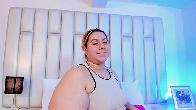 aandreaperez online show from February 8, 11:33 am