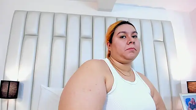 aandreaperez online show from February 10, 11:46 am