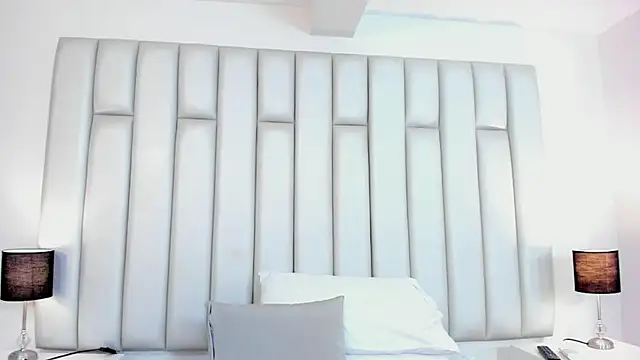 aandreaperez online show from February 25, 11:52 am