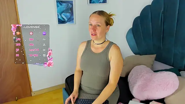 Snapshot of EmilySumer chatting on July 3, 9:21 pm EmilySumer online show from July 3, 9:21 pm