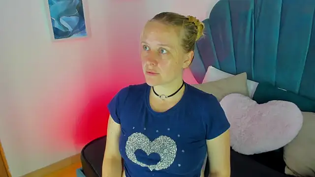 Snapshot of EmilySumer chatting on July 20, 7:27 pm EmilySumer online show from July 20, 7:27 pm