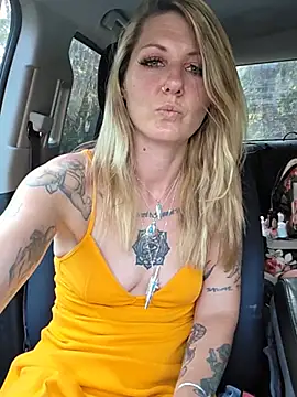 Snapshot of SheIsSomething chatting on July 18, 12:59 am SheIsSomething online show from July 18, 12:59 am