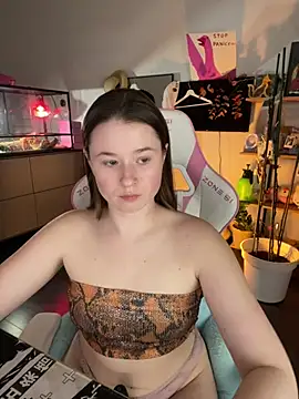 Snapshot of sweetest_pie chatting on May 24, 8:03 pm sweetest pie online show from May 24, 8:03 pm