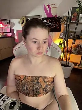 Snapshot of sweetest_pie chatting on May 26, 7:43 pm sweetest pie online show from May 26, 7:43 pm