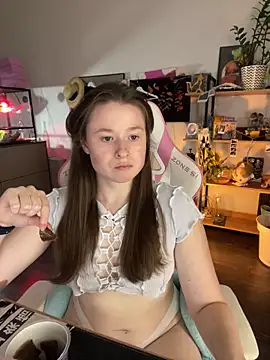 Snapshot of sweetest_pie chatting on June 16, 8:00 pm sweetest pie online show from June 16, 8:00 pm