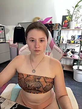 Snapshot of sweetest_pie chatting on July 17, 10:33 am sweetest pie online show from July 17, 10:33 am