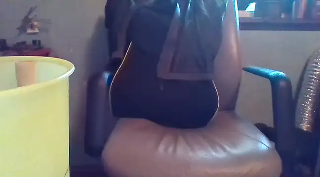 Snapshot of peaches_playz chatting on March 8, 5:33 pm peaches playz online show from March 8, 5:33 pm