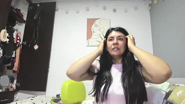 Snapshot of aisha_latina chatting on December 6, 12:02 am aisha latina online show from December 6, 12:02 am
