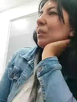 Snapshot of aisha_latina chatting on December 9, 9:05 pm aisha latina online show from December 9, 9:05 pm
