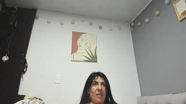 Snapshot of aisha_latina chatting on December 16, 2:47 am aisha latina online show from December 16, 2:47 am