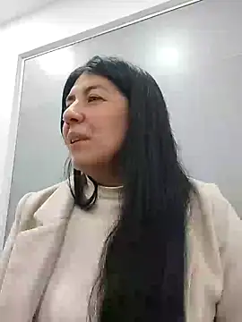 Snapshot of aisha_latina chatting on February 14, 1:40 pm aisha latina online show from February 14, 1:40 pm