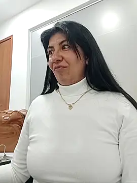 Snapshot of aisha_latina chatting on September 25, 2:21 pm aisha latina online show from September 25, 2:21 pm