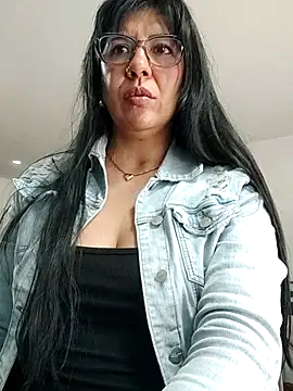 aisha latina online show from November 10, 4:50 pm