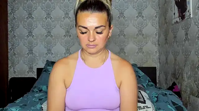 Snapshot of NicoletMoore chatting on July 9, 7:18 pm NicoletMoore online show from July 9, 7:18 pm