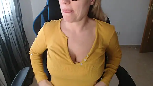 LARACRUZ30 online show from February 27, 3:45 pm