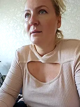 Snapshot of Marushka chatting on October 2, 6:09 am Marushka online show from October 2, 6:09 am