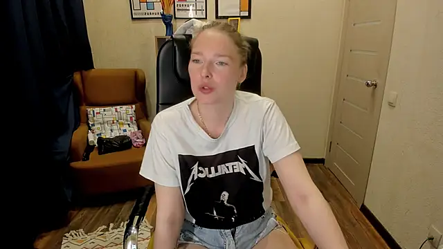 Snapshot of _fiona_Love chatting on May 13, 8:06 pm fiona Love online show from May 13, 8:06 pm