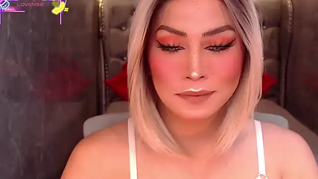 Snapshot of QUEEN_GIAMOORE69 chatting on September 22, 6:32 pm QUEEN GIAMOORE69 online show from September 22, 6:32 pm